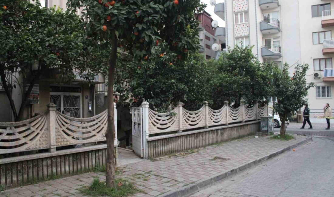 Aydın’ın Efeler ilçesinde, kan lekeleri bulunan kıyafetlerle bir apartmanın çatısına