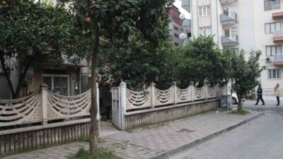 Aydın’ın Efeler ilçesinde, kan lekeleri bulunan kıyafetlerle bir apartmanın çatısına