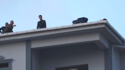 Kozan ilçesinde bir inşaatın çatısına tırmanan bir boyacı, 80 bin