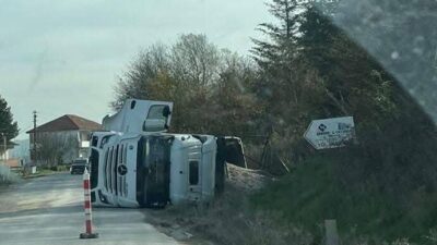 Çömlekçi köyünde meydana gelen trafik kazasında bir tır devrildi. Sürücüsü