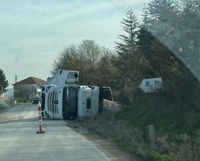 Çömlekçi köyünde meydana gelen trafik kazasında bir tır devrildi. Sürücüsü