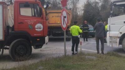 Zonguldak’ın Çaycuma ilçesinde tır ile otomobilin çarpışması sonucu meydana gelen
