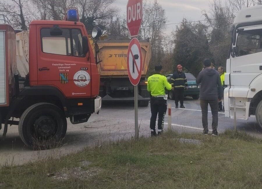 Zonguldak’ın Çaycuma ilçesinde tır ile otomobilin çarpışması sonucu meydana gelen