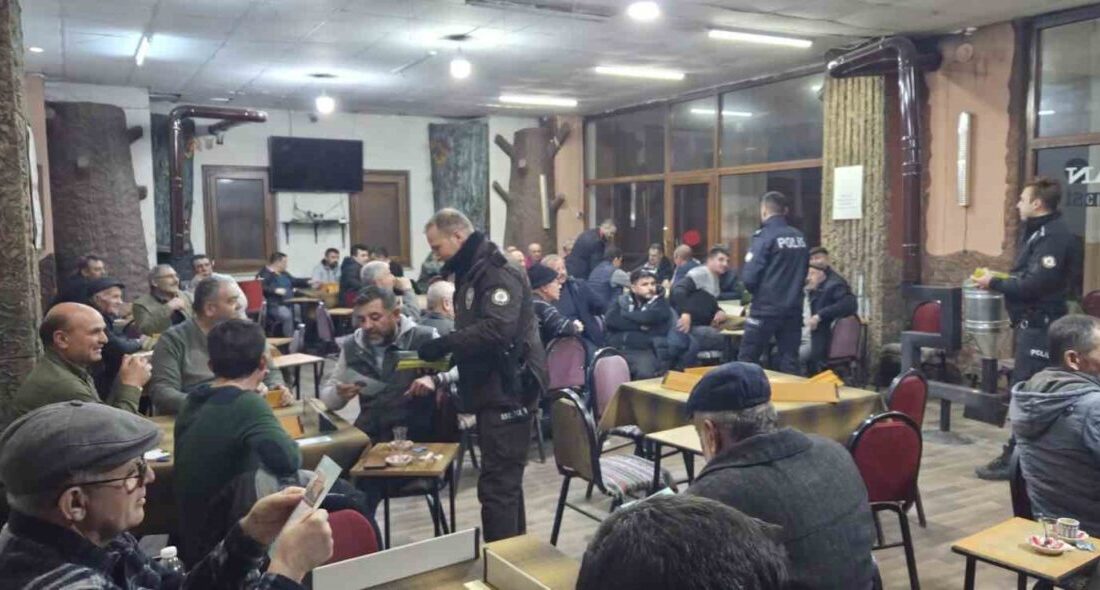 Denizli’nin Buldan ilçesinde polis ekipleri, kahvehanelerde bilgilendirme faaliyetleri düzenleyerek vatandaşları