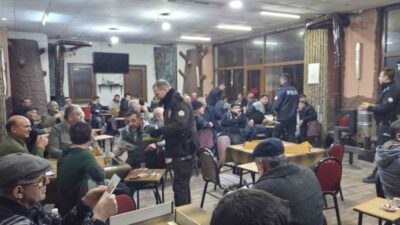 Denizli’nin Buldan ilçesinde polis ekipleri, kahvehanelerde bilgilendirme faaliyetleri düzenleyerek vatandaşları