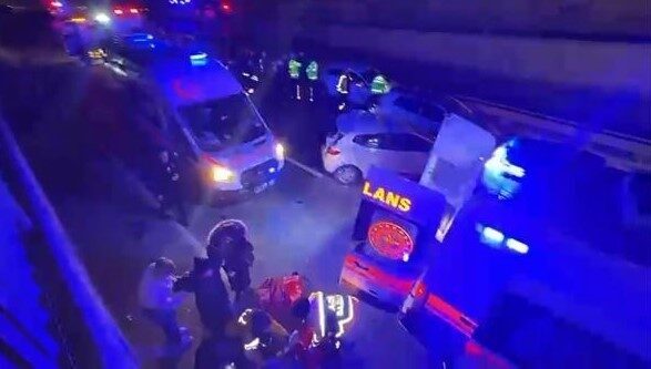 Çekmeköy ilçesinde gecenin ilerleyen saatlerinde, 7 aracın karıştığı zincirleme bir