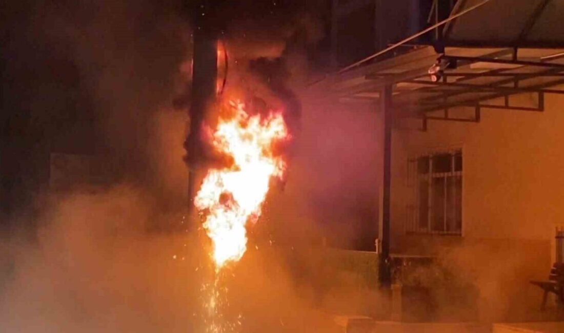 Kocaeli’de bir tören sırasında cemevinin önünde çıkan elektrik panosundaki yangın,