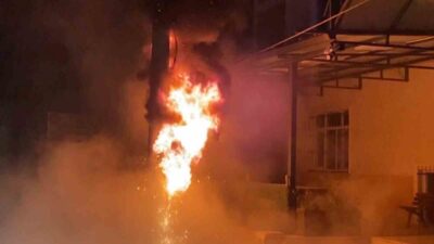Kocaeli’de bir tören sırasında cemevinin önünde çıkan elektrik panosundaki yangın,