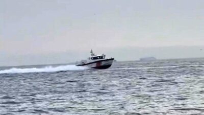 İzmir’in Çeşme ilçesi açıklarında Sahil Güvenlik ekiplerinin bir mülteci botunu
