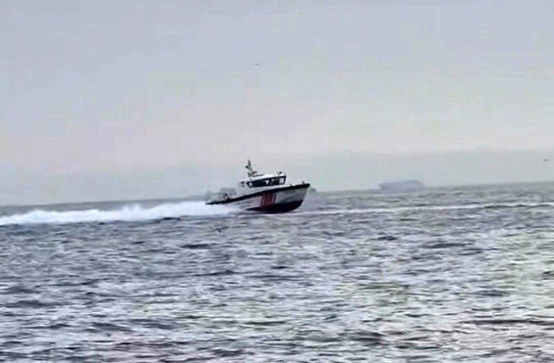 İzmir’in Çeşme ilçesi açıklarında Sahil Güvenlik ekiplerinin bir mülteci botunu