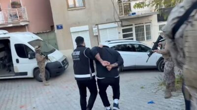 İzmir’in Çeşme ilçesinde, polis ve jandarma ekiplerinin özel harekat desteğiyle