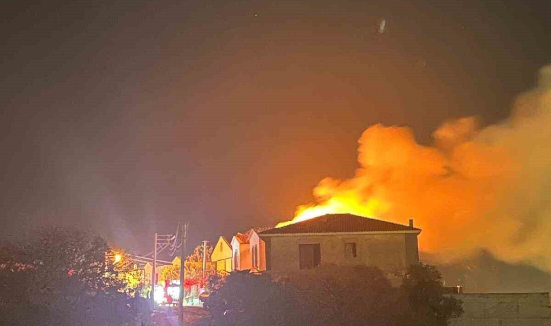 Çeşme ilçesinde bulunan bir villada çıkan yangın, itfaiye ekiplerinin müdahalesiyle