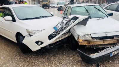 Şanlıurfa’nın Ceylanpınar ilçesinde meydana gelen trafik kazasında, 2 otomobil çarpıştı