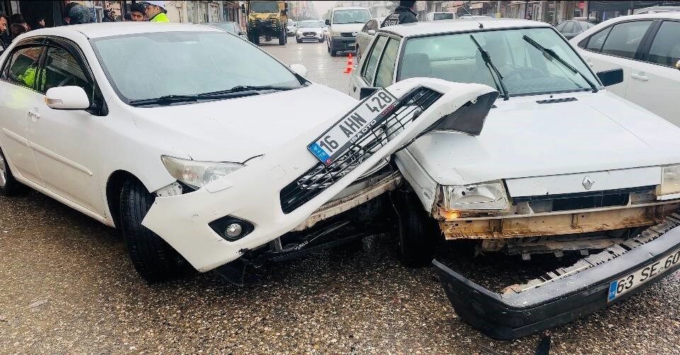 Şanlıurfa’nın Ceylanpınar ilçesinde meydana gelen trafik kazasında, 2 otomobil çarpıştı