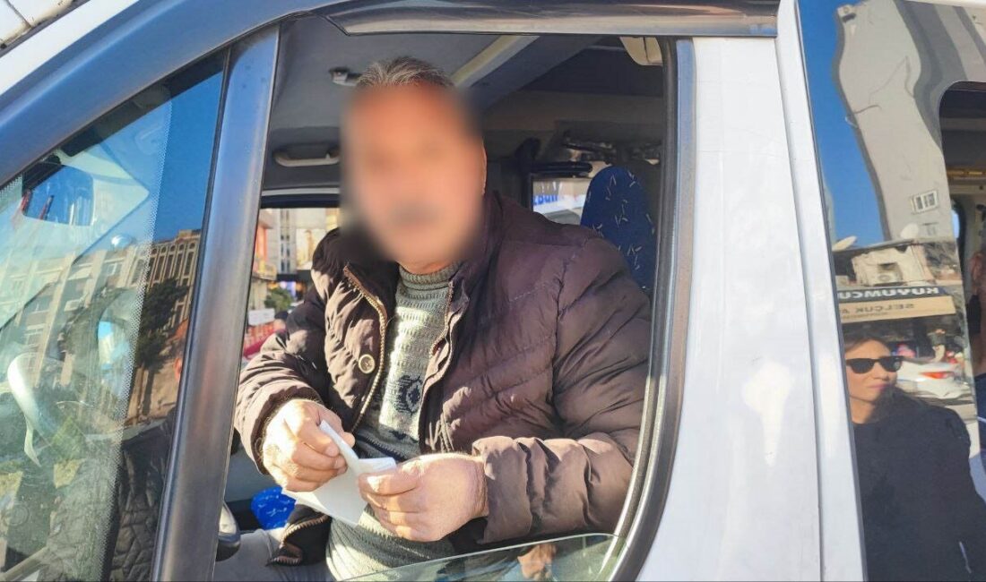 Adana’da trafik denetimi sırasında ceza kesilen sürücüler, sık sık ceza