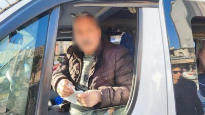 Adana’da trafik denetimi sırasında ceza kesilen sürücüler, sık sık ceza