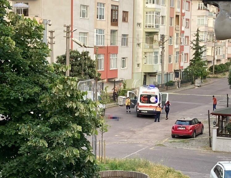 Gölcük ilçesinde bir pazarcı esnafını öldüren ve mahkemede maktulün kızlarına