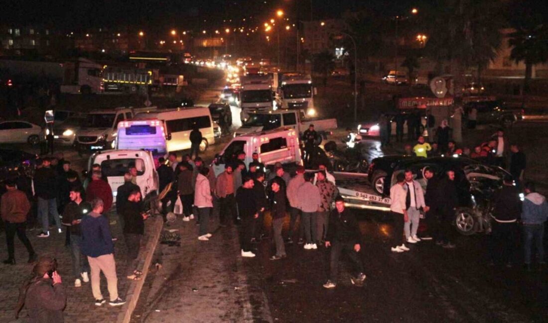 Cizre ilçesinde meydana gelen bir kazada 6 aracın hurdaya dönmesi