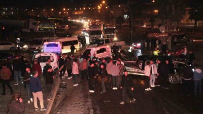 Cizre ilçesinde meydana gelen bir kazada 6 aracın hurdaya dönmesi