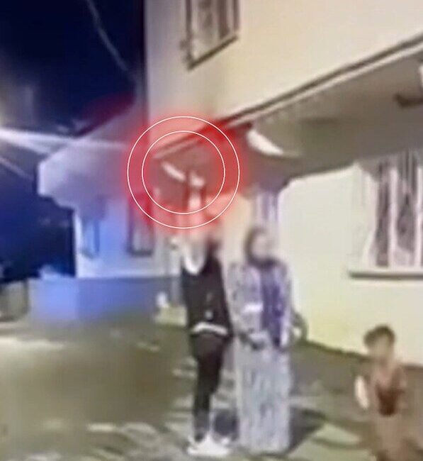 Gaziantep’in Nizip ilçesinde, bir çocuğun yanında silahla ateş eden kişi