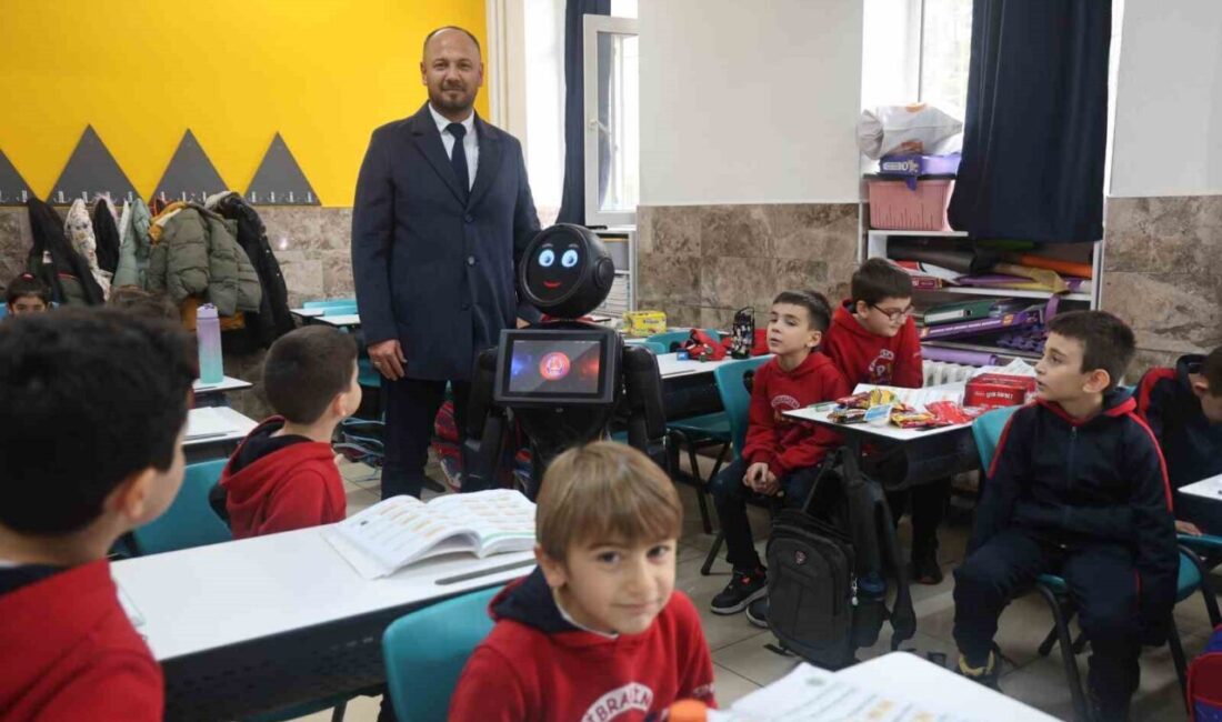 Konya’da bir okulda çocuklar, geleneksel “şivlilik” kutlaması sırasında robot eşliğinde