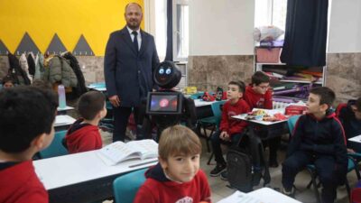 Konya’da bir okulda çocuklar, geleneksel “şivlilik” kutlaması sırasında robot eşliğinde