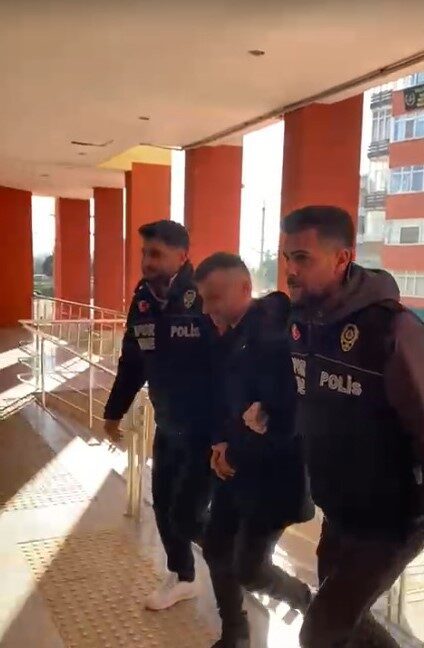 Kocaeli İzmit ilçesinde düzenlenen U-12 Ligi maçında kadın hakeme saldırarak