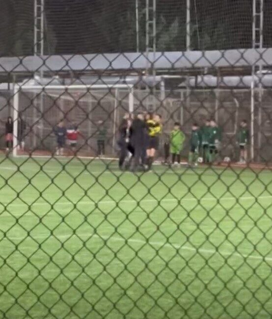 Kocaeli İzmit ilçesinde düzenlenen U12 Ligi maçında bir kadın aday