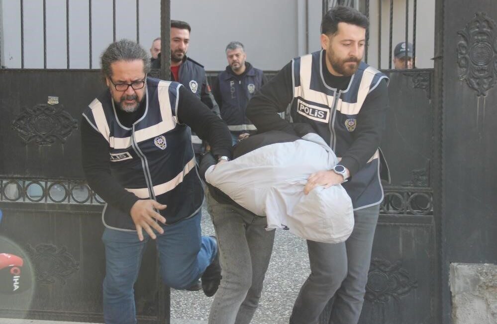 İzmir’de boşanma sürecindeki eşini görüntülü arayarak 3 yaşındaki çocuğunun boğazına