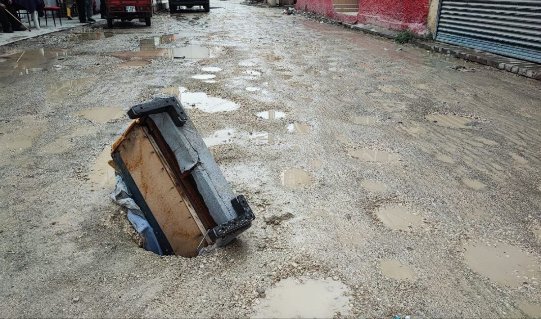 Adana şehrinde, bir ay önce altyapı çalışmaları sebebiyle bozulan fakat