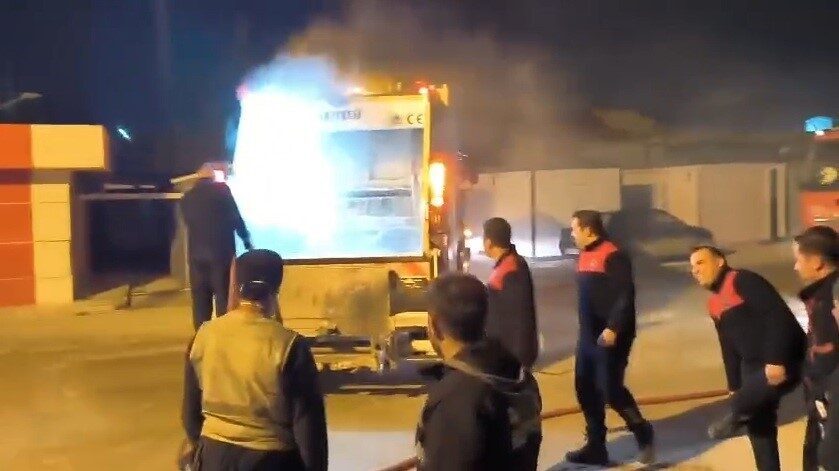 Antakya ilçesinde bir çöp kamyonunun çöp toplarken alev alması sonucu