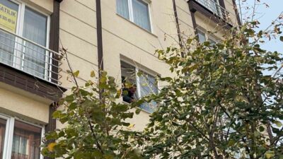 Çorlu ilçesinde bulunan bir apartmanın ikinci katındaki pencereden düşen 1