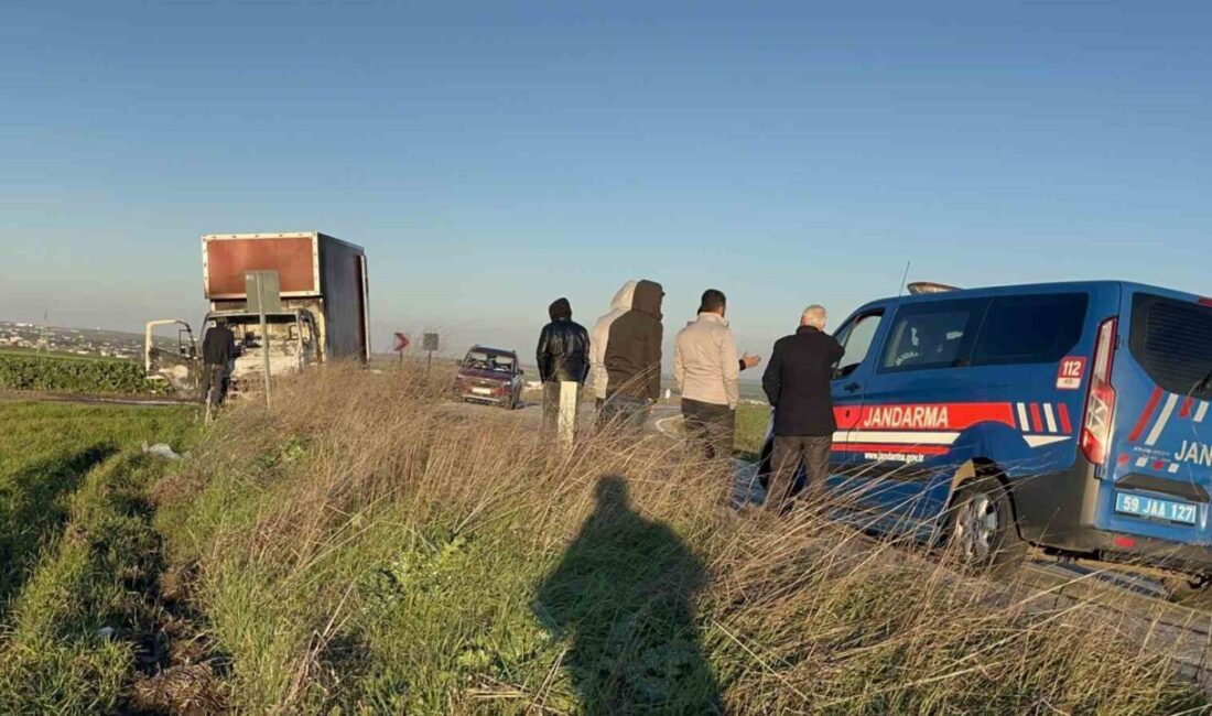 Çorlu ilçesinde seyir halindeyken alev alan bir kamyonetin kabin bölgesi