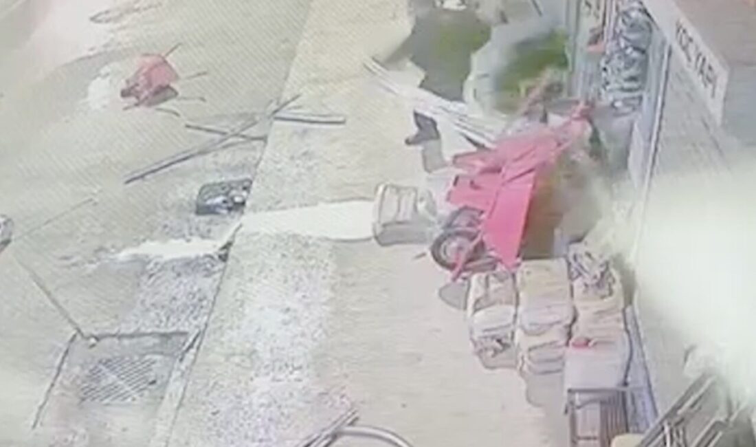 Çorum’un Osmancık ilçesinde bir birey, cadde üzerinde bulunan dükkanların önündeki