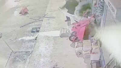 Çorum’un Osmancık ilçesinde bir birey, cadde üzerinde bulunan dükkanların önündeki
