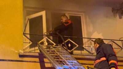 Sungurlu ilçesinde meydana gelen bir yangında, bir apartmanda mahsur kalan