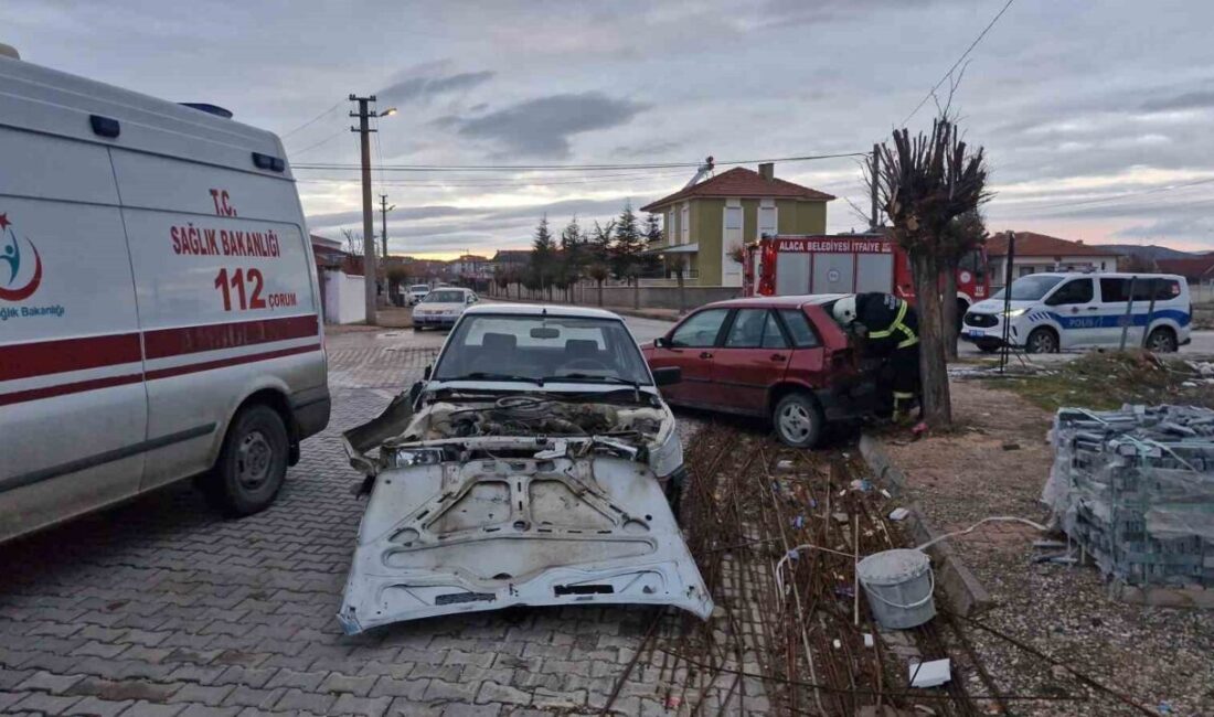 Çorum’un Alaca ilçesinde meydana gelen trafik kazasında, iki otomobil çarpıştı