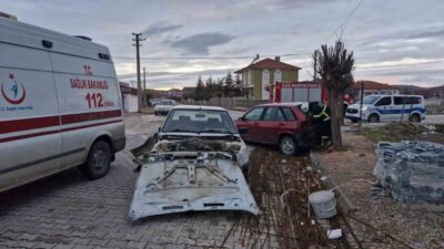 Çorum’un Alaca ilçesinde meydana gelen trafik kazasında, iki otomobil çarpıştı