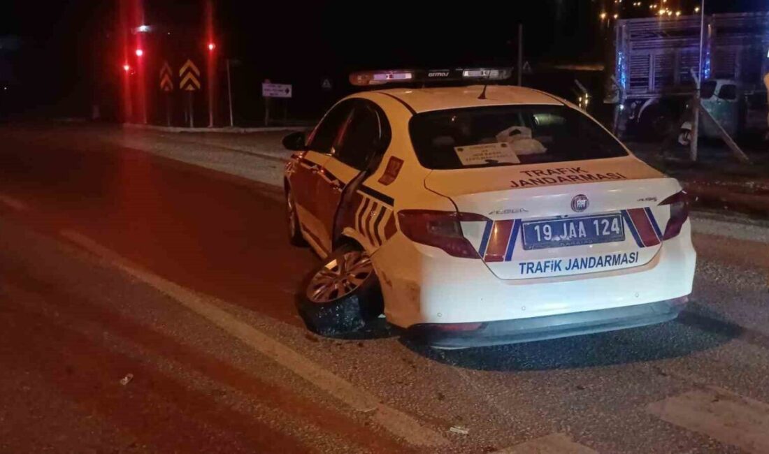 Çorum’da meydana gelen trafik kazasında bir otomobilin, kırmızı ışıkta bekleyen