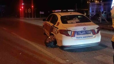 Çorum’da meydana gelen trafik kazasında bir otomobilin, kırmızı ışıkta bekleyen