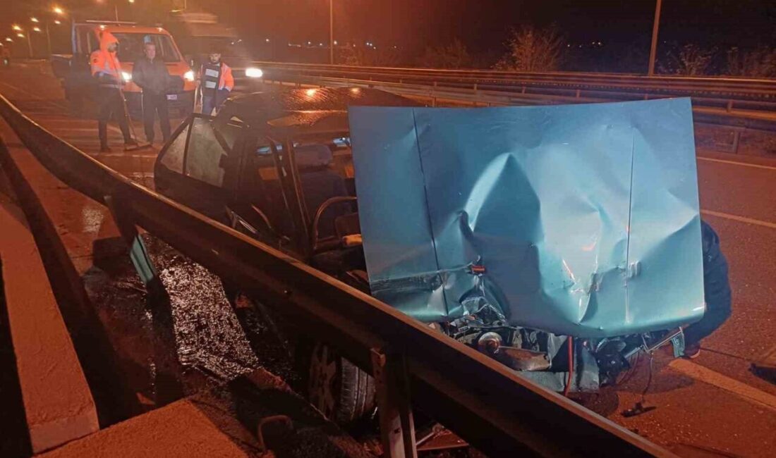Çorum’da, bir otomobilin çelik bariyerlere çarpması sonucu meydana gelen trafik