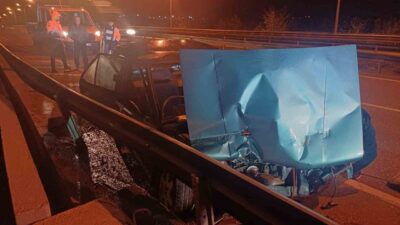 Çorum’da, bir otomobilin çelik bariyerlere çarpması sonucu meydana gelen trafik