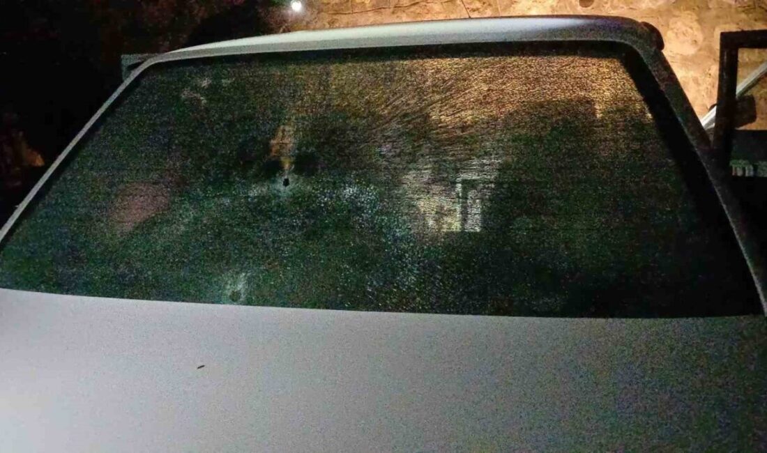 Çorum’da, kimliği belirsiz bir kişi tarafından park halindeki bir otomobile