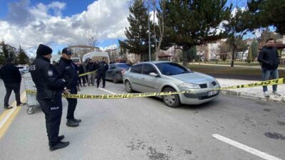 Çorum ilinde, bir otomobilin cadde kenarında park halindeyken içerisinde bulunan