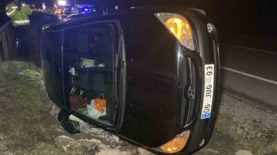 Çorum’da, sürücüsü direksiyon hakimiyetini kaybeden bir otomobil refüje çarparak yan