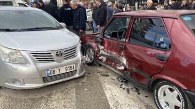 Çorum’da meydana gelen kazada üç araç çarpıştı ve sürücüler yara