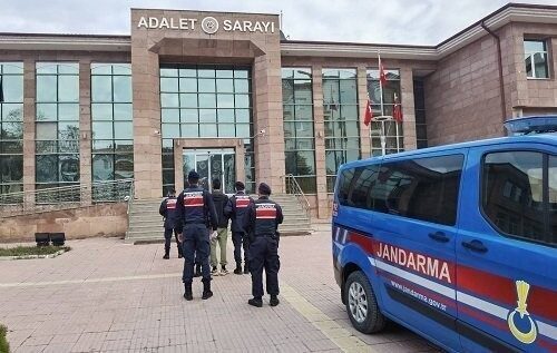Çorum’un Osmancık ilçesinde, jandarma ekipleri tarafından gerçekleştirilen operasyonda uyuşturucu satmakla