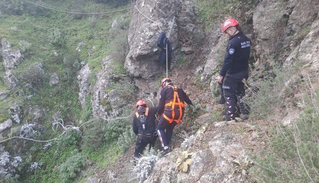 Manisa’nın Yunusemre ilçesinde dağlık bir bölgede mahsur kalan bir vatandaş,