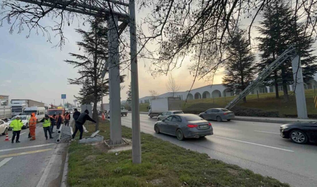 Eskişehir’de, bir tırın açık kalan damperinin çarptığı Plaka Tanıma Sistemi