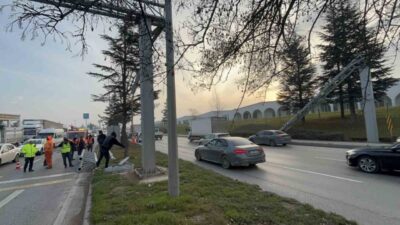 Eskişehir’de, bir tırın açık kalan damperinin çarptığı Plaka Tanıma Sistemi